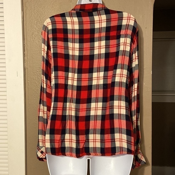 𝅺women’s Mixed Threads Long sleeve button up Flannel with pocket - Picture 3 of 4